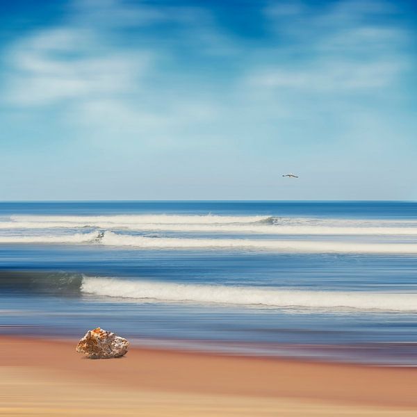Vue calme sur la mer avec mouette et bloc de pierre par Dirk Wüstenhagen