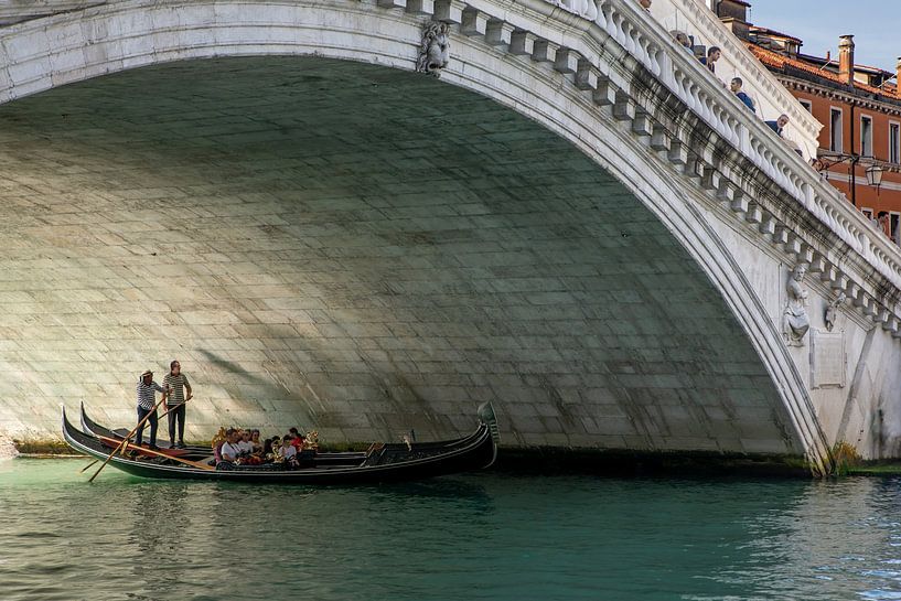 Gondolieri unter der Rialtobrücke in Venedig von t.ART