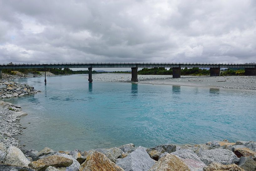 Blaues Gletscherwasser unter der Whataroa-Brücke von Frank's Awesome Travels