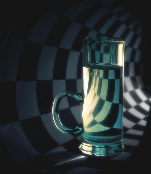Glaspokal auf einem Hintergrund aus schwarzen und weißen Zellen von Mykhailo Sherman