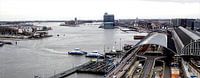 Zicht op Amsterdam Centraal Station en het IJ