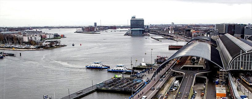 Zicht op Amsterdam Centraal Station en het IJ von Reinder Weidijk