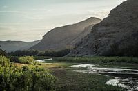 Flussbett bei Sonnenaufgang in Namibia