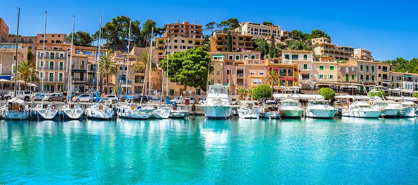 Bunte Häuser und Boote von Port de Soller, Mallorca Spanien, Balearen von Alex Winter