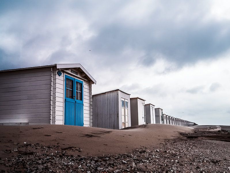 Strandhäuser an der Küste von Texel mit stimmungsvollem Wolkenhimmel von Jan Willem de Groot Photography
