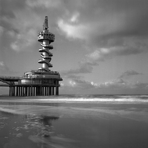 De Pier van Scheveningen by Nico van Dijk