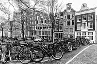 Ein paar Fahrräder auf einer Brücke die Bloemgracht im Amsterdam.