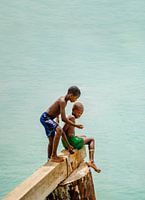Enfants sur la jetée de Santa-Maria pêchant sur l'ancienne jetée
