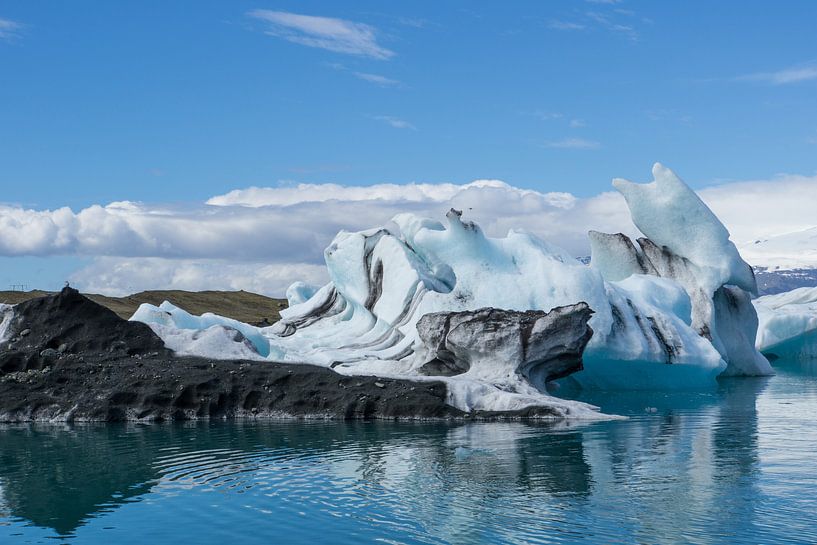 Islande - Banquise bleue et noire sur la lagune glaciaire par adventure-photos