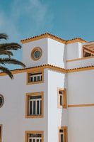 Propriété de caractère dans la vieille ville d'Ibiza, Dalt Vila. Bâtiment carré blanc avec des détails jaunes