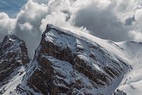 Sommet enneigé entre les nuages