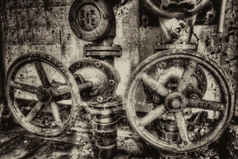 Zwart wit afsluiter in de Dongecentrale Geertruidenberg voormalige elektriciteitscentrale later verv von noeky1980 photography