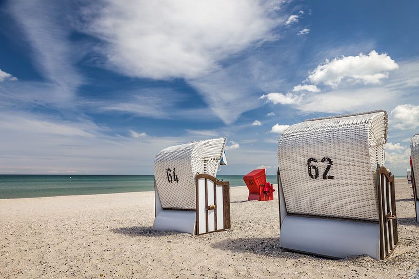 Weiße und rote Strandkörbe in Zingst von Christian Müringer