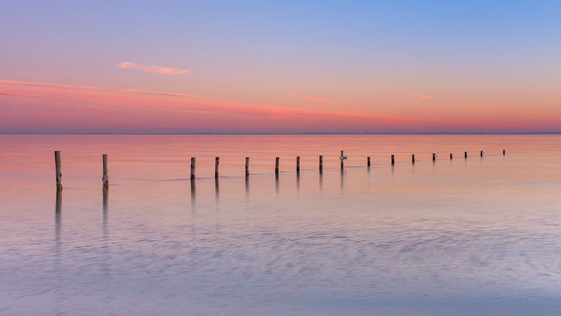 Mit den Füßen im rosa Wasser! von Karin de Bruin