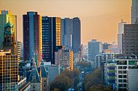 Skyline Rotterdam - vu coolsingel et erasmusbrug pendant le coucher du soleil. L'heure de gloire.