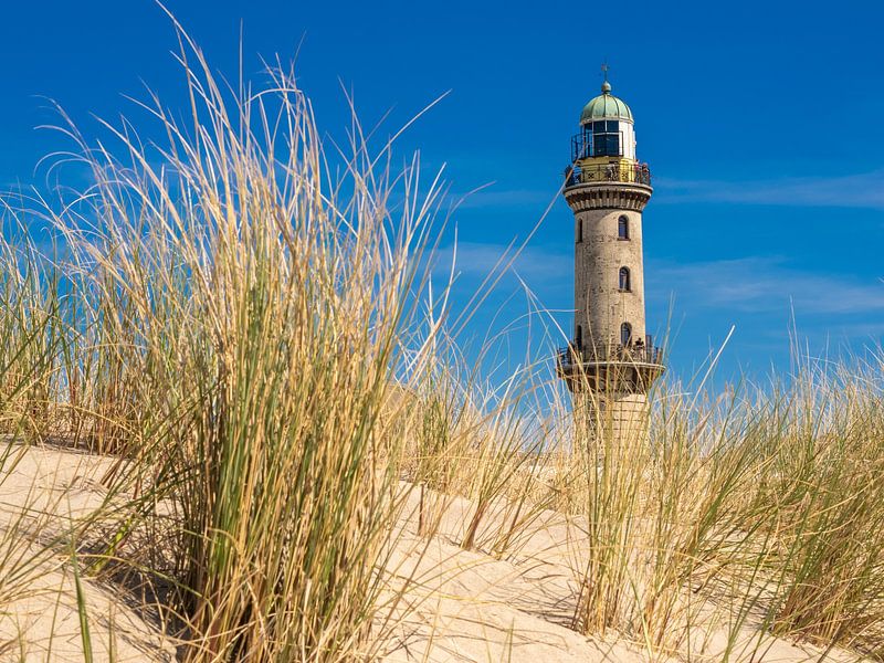 Phare de Warnemünde entre les dunes de la mer Baltique allemande par Jörg B. Schubert