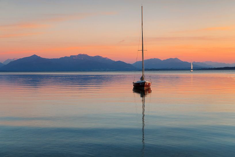 Bateau à voile au coucher du soleil sur le Chiemsee, Bavière, Allemagne par Markus Lange