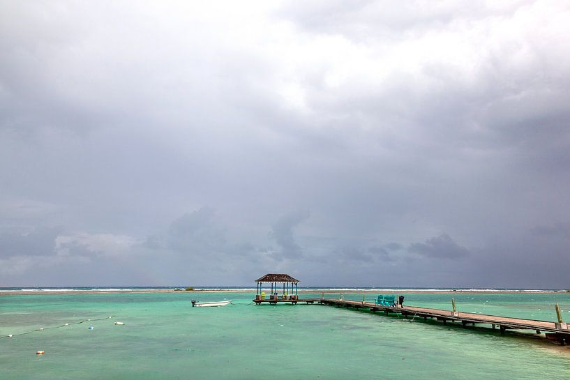 Bewölkter Himmel über einem türkisfarbenen Meer im tropischen Jamaika von Eyesmile Photography