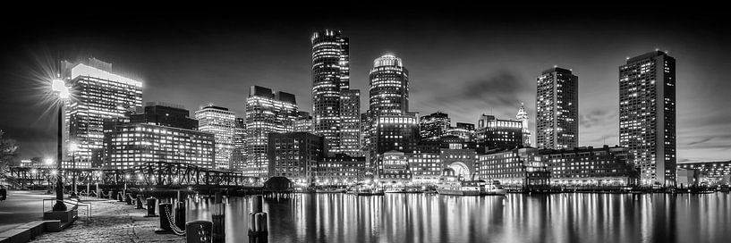 BOSTON Fan Pier Park &amp; Skyline le soir | Panorama Monochrome par Melanie Viola