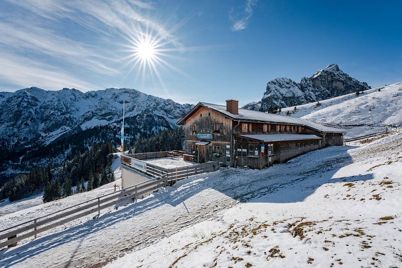 Cabane Breitenberg dans la neige fraîche par un temps impérial par Leo Schindzielorz