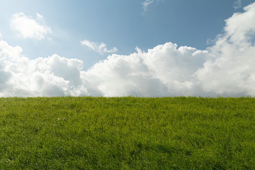 Die Wolken kommen über den Hügel in Zeeland von Marjolijn van den Berg