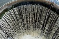 Blick von einer Brücke in ein Wehr