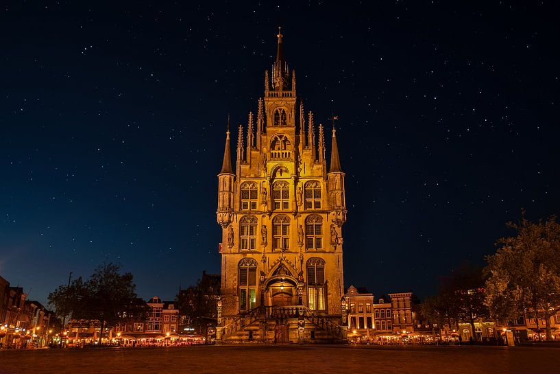 Gouda's old town hall under a beautiful starry night sky by Chi