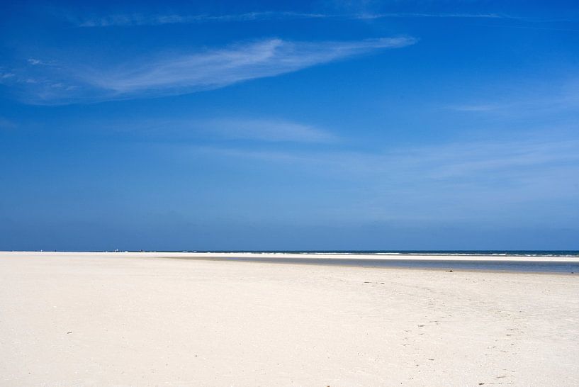Grande plage de sable sur Baltrum avec un ciel bleu par Anja B. Schäfer