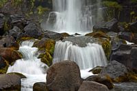 Chute d'eau exposée longuement dans le parc national de Thingvellir, Islande