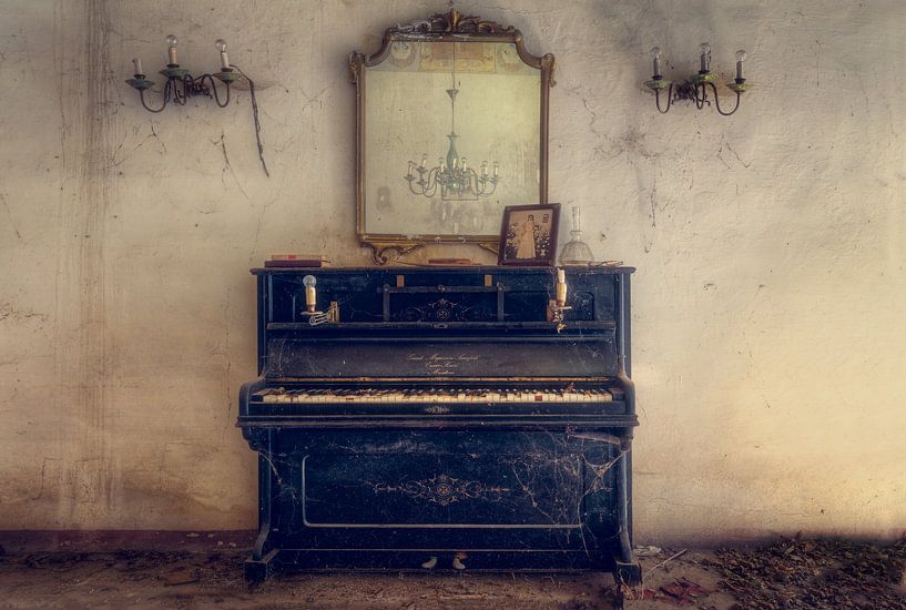 Piano abandonné dans une villa. par Roman Robroek - Photos de bâtiments abandonnés