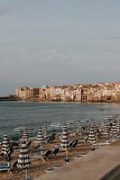 La plage de Cefalu avec vue sur la ville, Sicile Italie