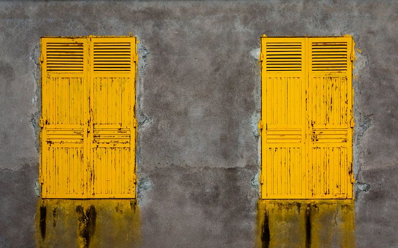 zwei gelbe Türen von VIDEOMUNDUM