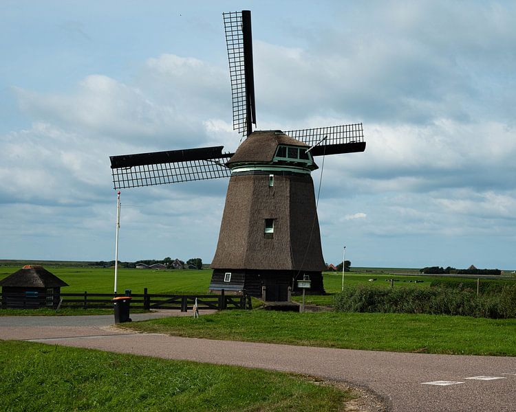 Moulin à vent construit sur des terres agricoles à Petten (Noord-Holland) par JGL Market