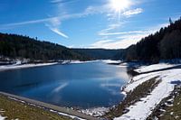 Schöner Panoramablick auf die Nagoldtalsperre mit Wasser, Sonnenschein, Schnee und blauem Himmel