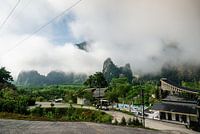 Vroege ochtend mist voor de bergen in Khao Sok, Thailand