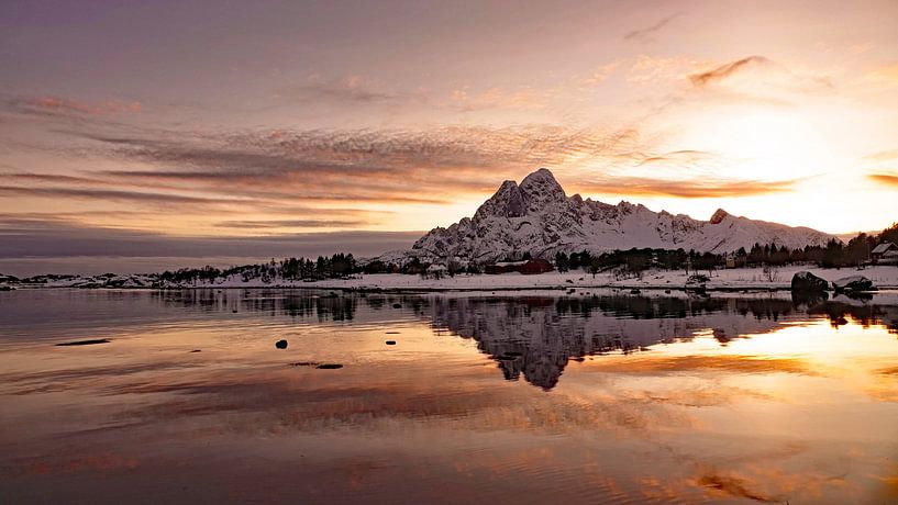 Winterlicher Sonnenuntergang auf den Lofoten von Aagje de Jong