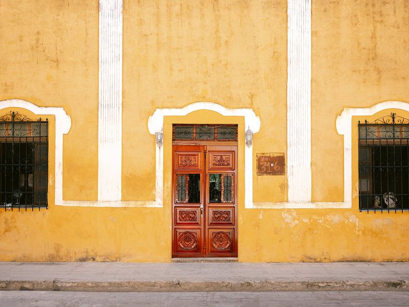 Mexiko Izamal | Haustür in der gelben Stadt von Raisa Zwart Reisefotografiedrucke