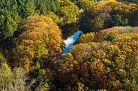Herbstlandschaft mit See spiegelnden Wolken