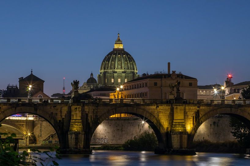 Rome - Vue nocturne de la basilique Saint-Pierre par-dessus le Tibre par t.ART
