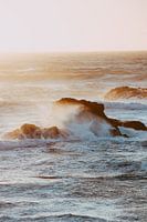 Wellen schlagen gegen Felsen im Pazifik