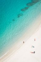 Tranquillité estivale sur une côte turquoise