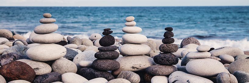 Steintürme am Meer von Uwe Merkel