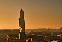 L'aube et une atmosphère brumeuse avec l'église Martinus à Weert