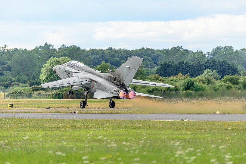 Take-off Italiaanse Tornado met naverbrander. van Jaap van den Berg
