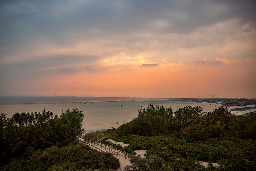 Farbiger Himmel mit der Oosterscheldekering 6 von Percy's fotografie