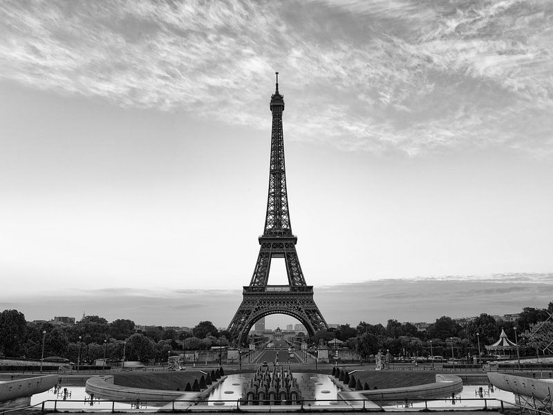 Tour Eiffel A Paris Noir Et Blanc Par L Artiste Lorena Cirstea