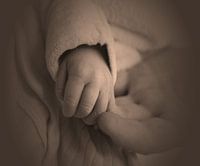 Hand van moeder en kind