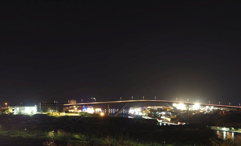 Königin-Juliana-Brücke (Curaçao) bei Nacht von Atelier Liesjes
