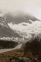 Straße durch die Berge in Norwegen