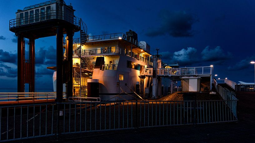 MS Friesland in de nacht by Roel Ovinge